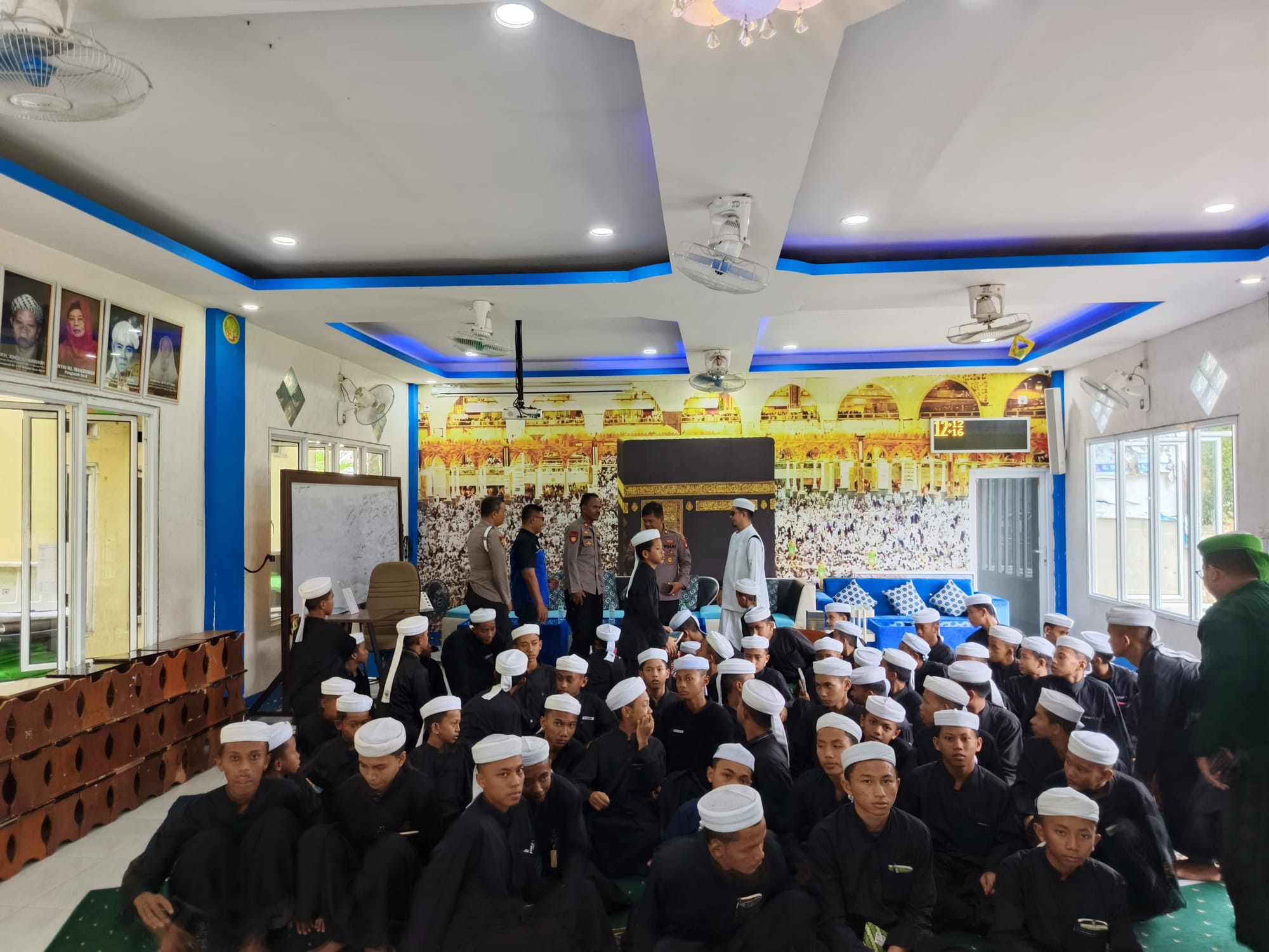 Polisi Peduli, Kapolsek Pontianak Timur Berbagi Sembako dengan Ponpes