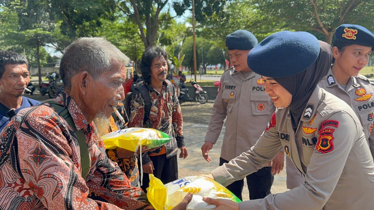 Humanis di Garis Depan, Brimob Jambi Bagikan Tali Asih kepada Massa Aksi Damai Masyarakat SAD