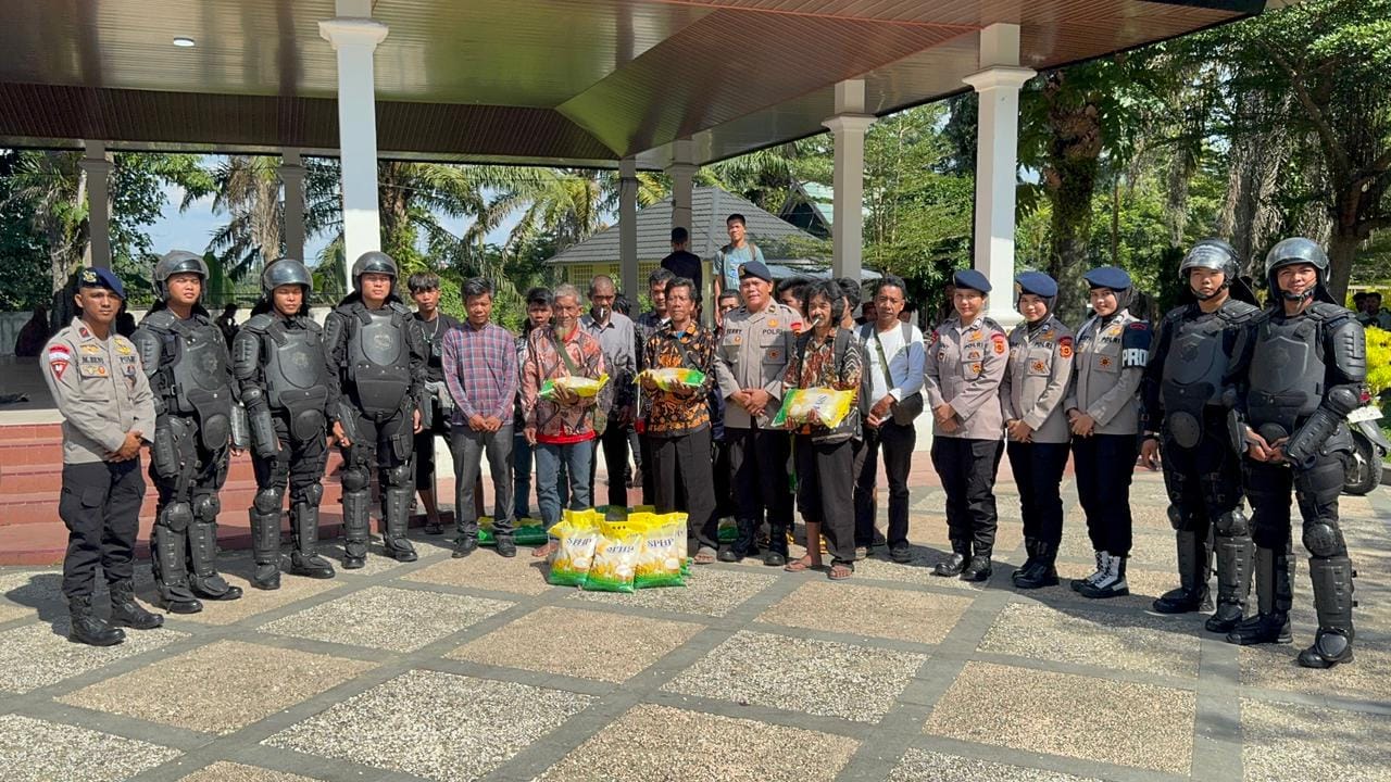 Brimob Jambi Tunjukkan Sisi Humanis, Salurkan Tali Asih untuk Massa Aksi Damai Masyarakat SAD
