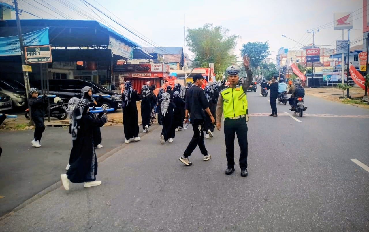 Empat Personel Lantas Dikerahkan, Pawai Ta’aruf MIN 1 Pontianak Berjalan Lancar