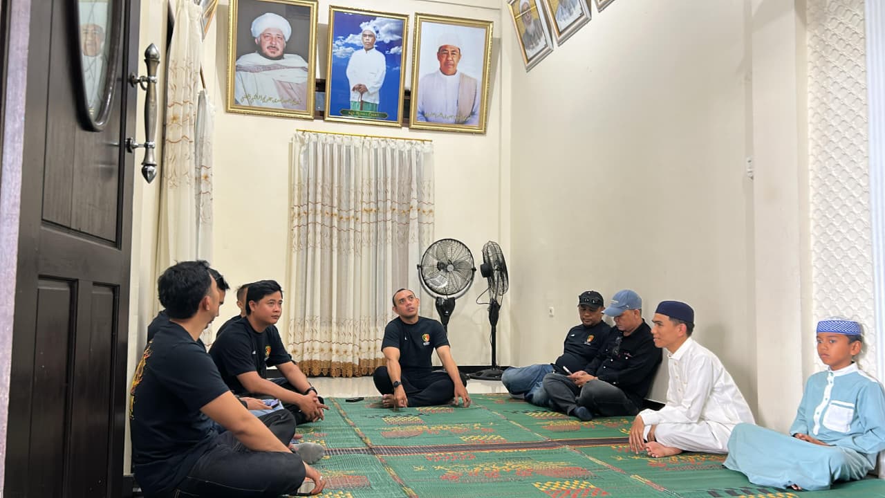 Polisi Pontianak Datangi Ponpes dan Panti Asuhan, Bantuan Sembako Disalurkan Penuh Haru