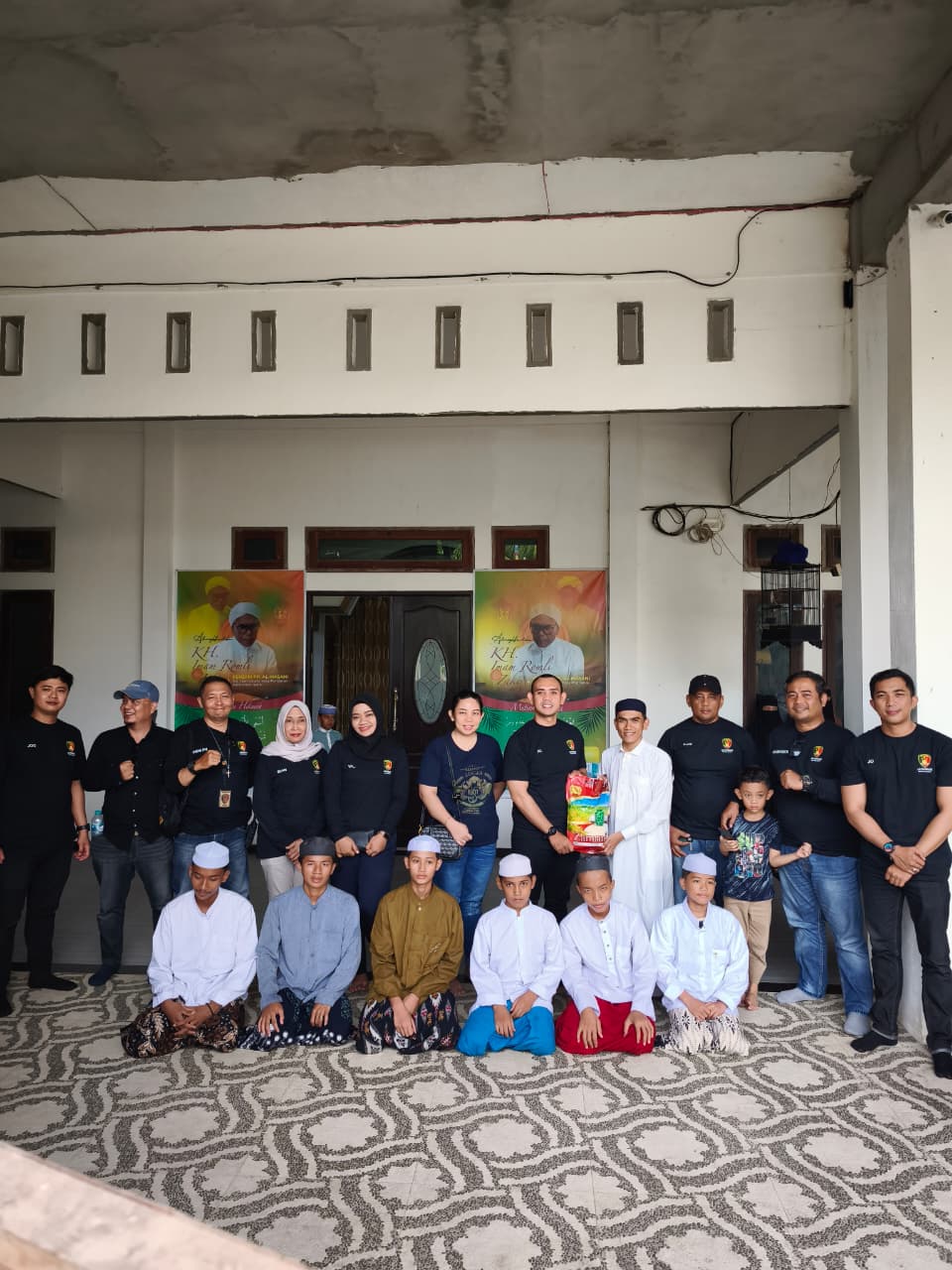 Tak Hanya Tegas, Polisi Juga Peduli! Reskrim Spartan Pontianak Salurkan Bantuan Pangan