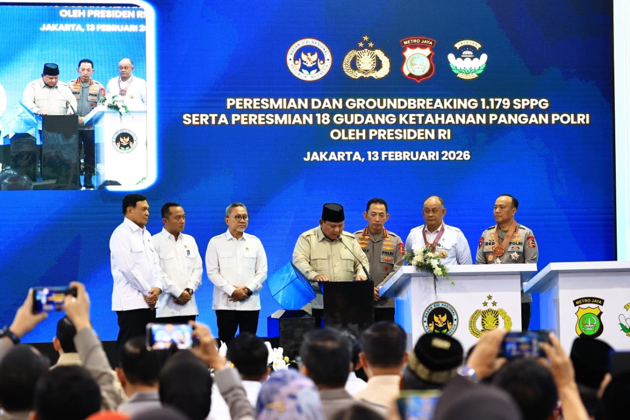 Prabowo Subianto Sematkan Bintang Jasa dan Satyalancana Wira Karya untuk Penggerak MBG serta Rantai Pasok SPPG Polri