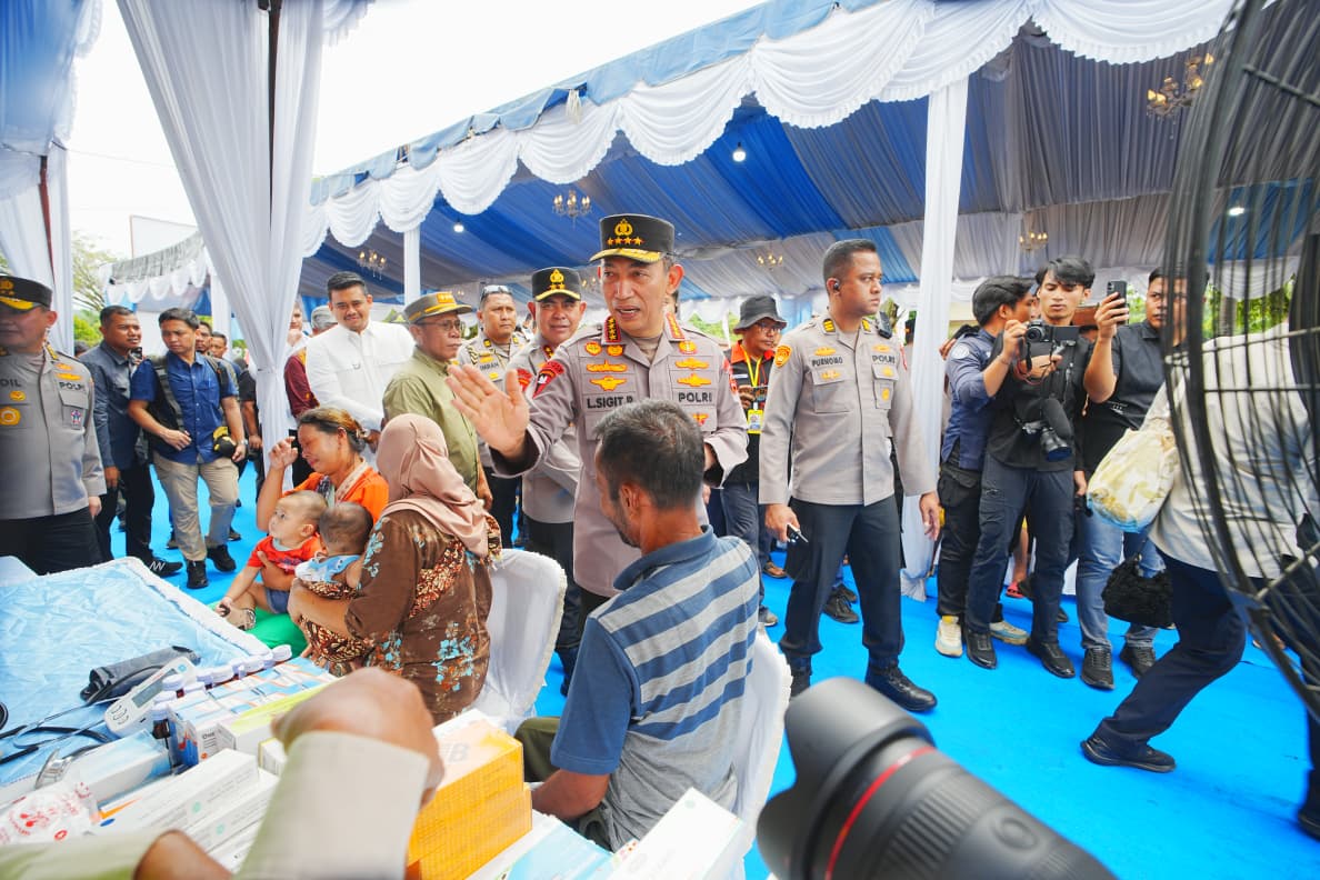 Tinjau Huntara Korban Bencana, Kapolri Bersama Ketua Komisi IV Salurkan Bantuan Kemanusiaan