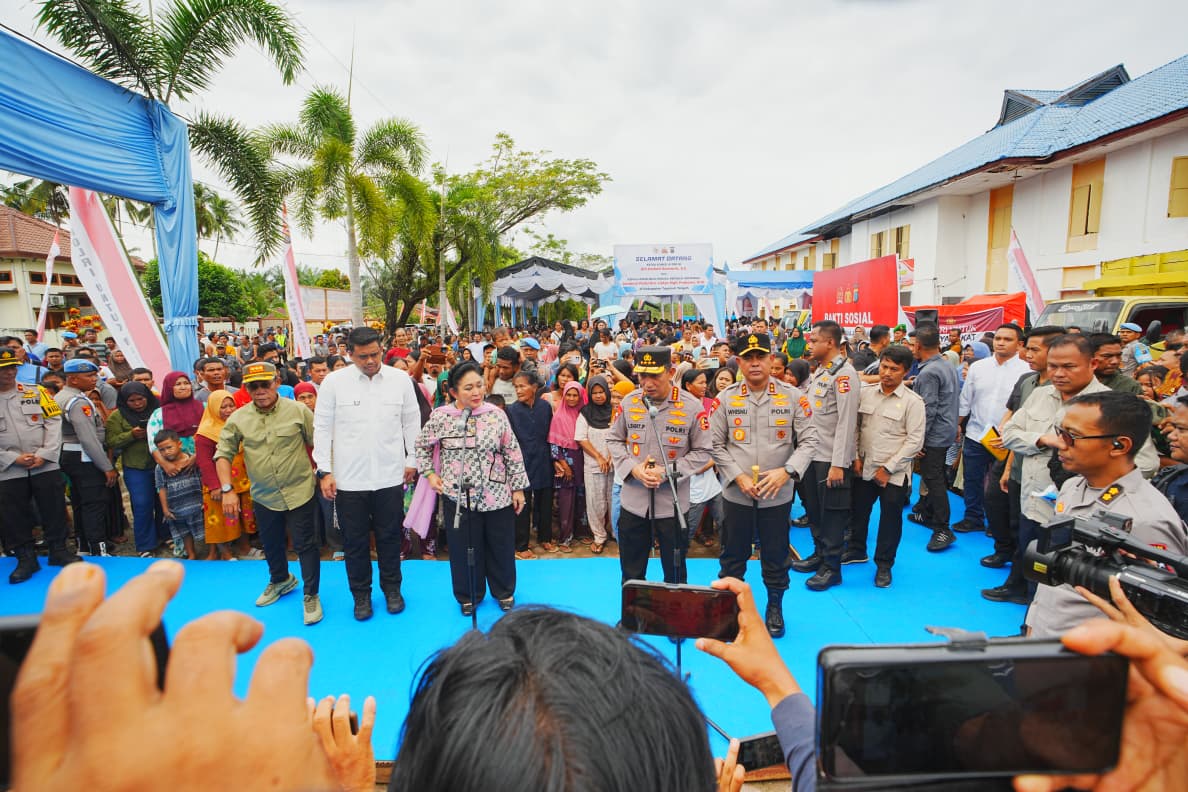 Sebanyak 16 Truk Bantuan Kemanusiaan Disalurkan Saat Kapolri dan Ketua Komisi IV Kunjungi Tapteng