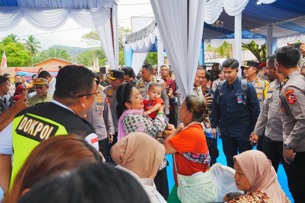 Kunjungi Pengungsi di Tapanuli Tengah, Titiek Soeharto Beri Bantuan dan Puji Polri