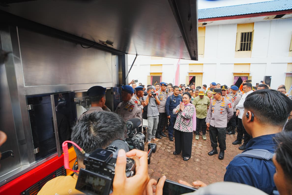 Titiek Soeharto Puji Kinerja Polri Saat Kunjungi Huntara Korban Bencana di Tapanuli Tengah