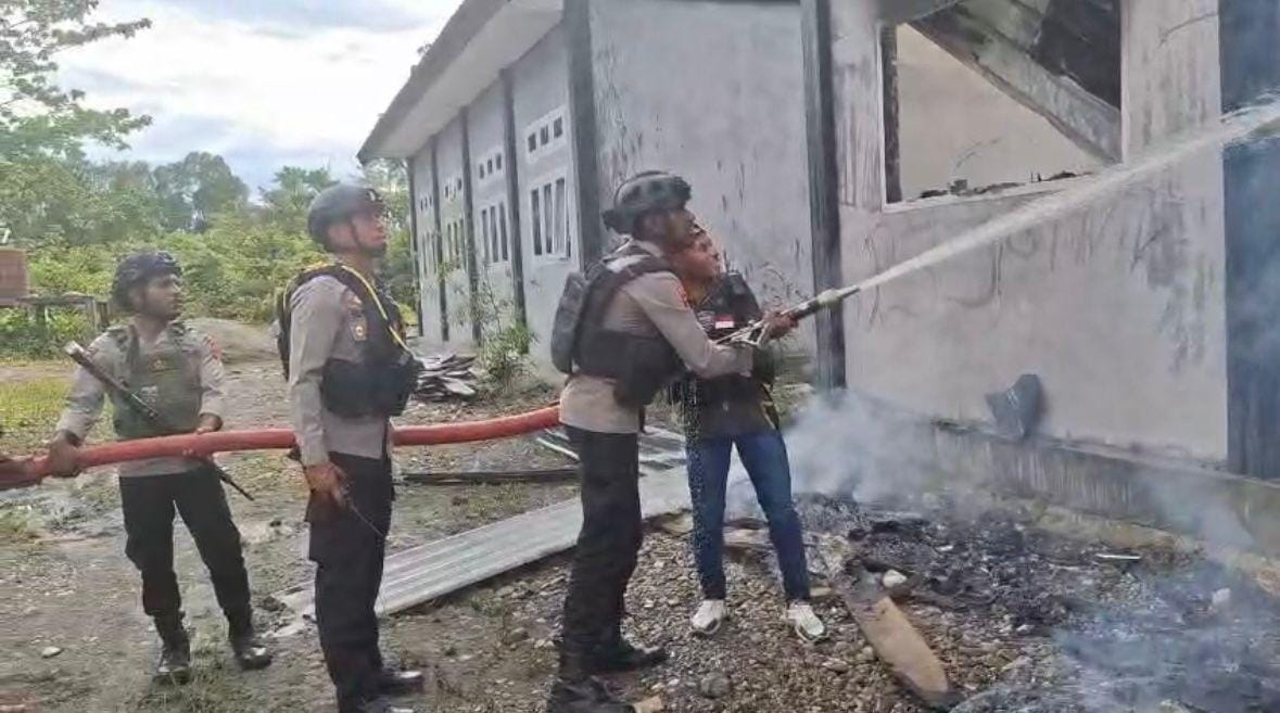 Gerak Cepat Tim Tindak Yahukimo Tangani Kebakaran di SMA Negeri 2 Dekai