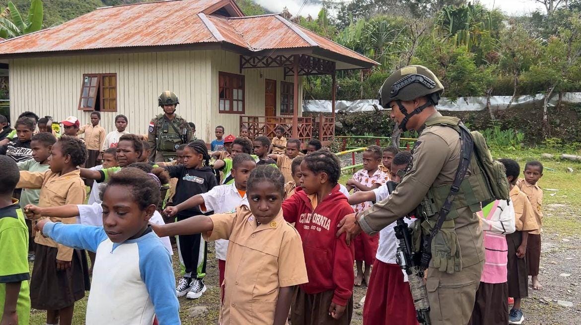 Satgas Ops Damai Cartenz 2026 Beri Pelatihan Kedisiplinan bagi Siswa SD Dondobaga