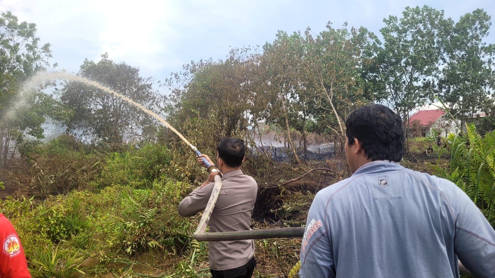 Respons Cepat Polsek Pontianak Utara Cegah Kebakaran Meluas Saat Cuaca Kering