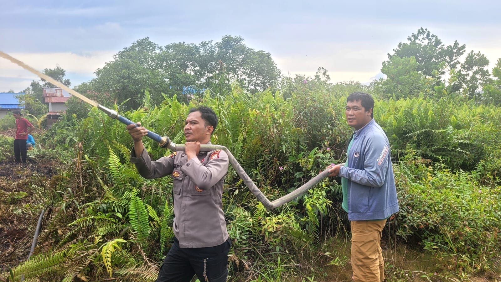 Dipimpin Langsung Kapolsek, Polsek Pontianak Utara Jinakkan Lahan Terbakar