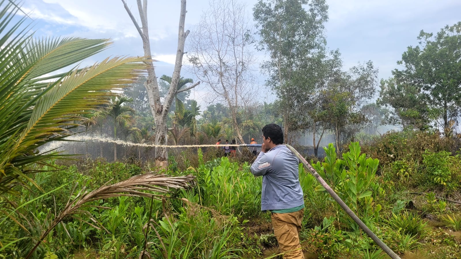 Polsek Pontianak Utara dan Damkar Swasta Berjibaku Dua Jam Padamkan Api