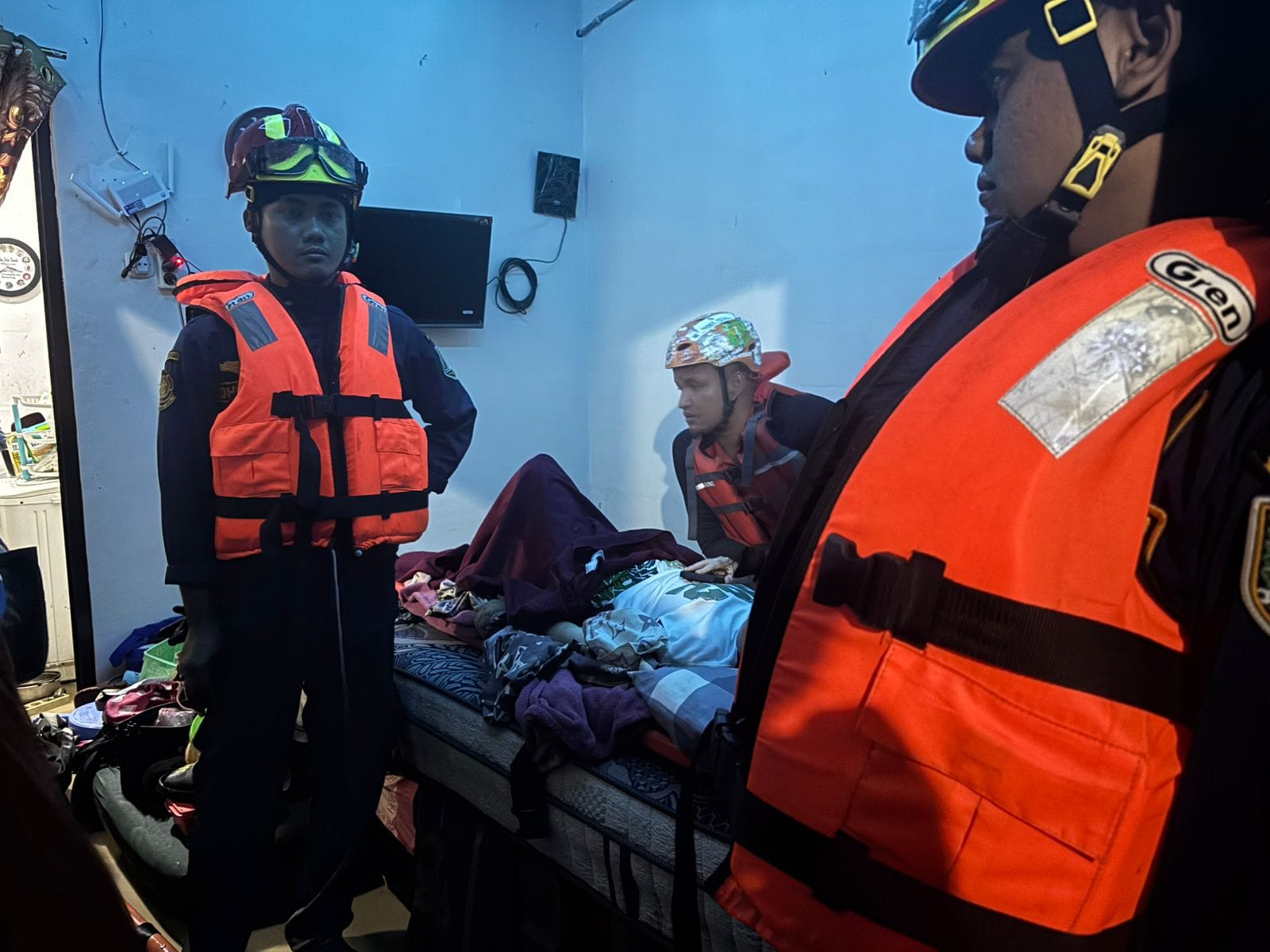 Aksi Heroik Satbrimob Polda Jateng Pukul 03.00 WIB: Evakuasi Darurat Warga Sakit di Tengah Banjir Semarang