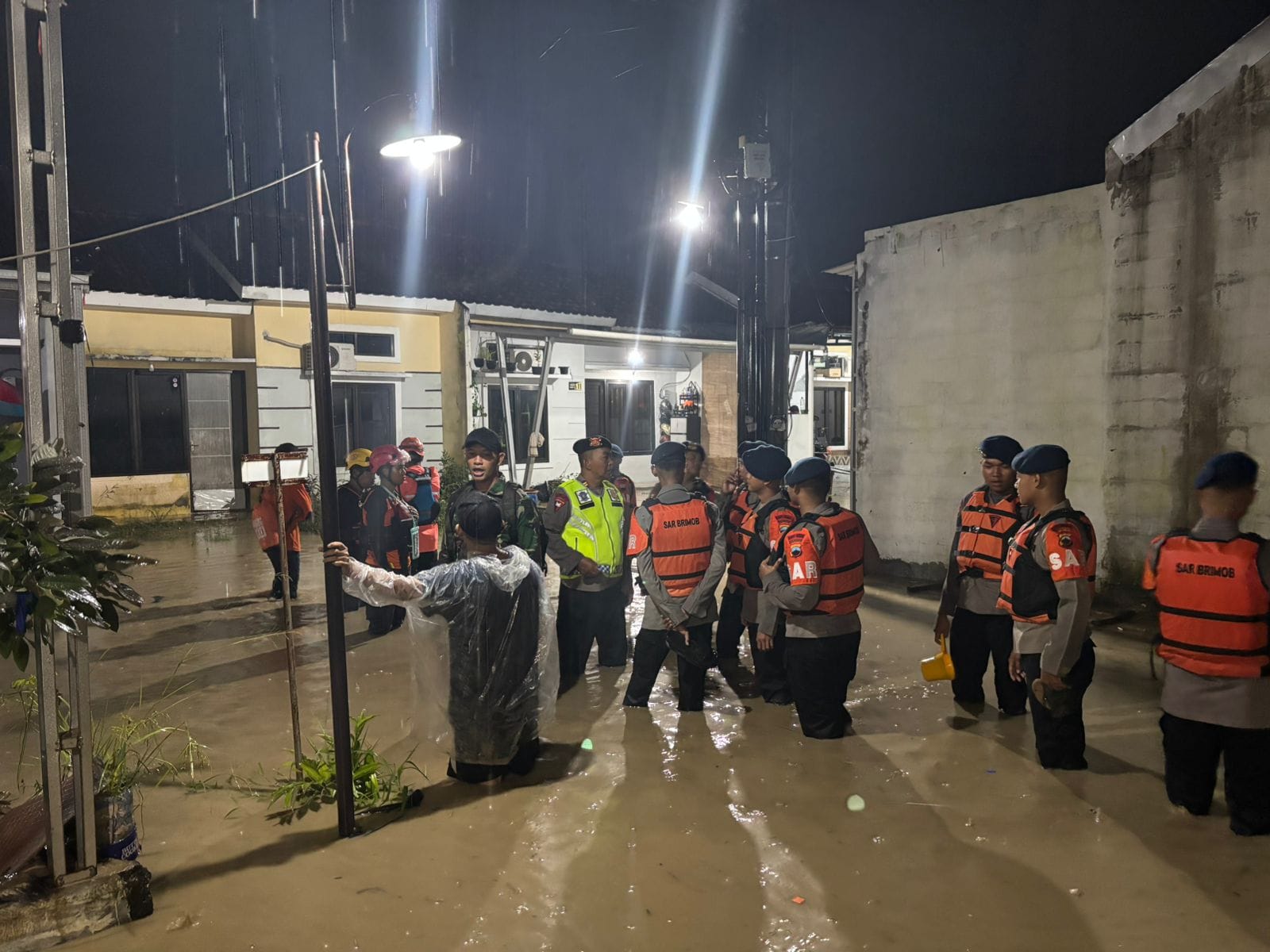 Dini Hari Mencekam! Brimob Polda Jateng Terjang Banjir Tembalang, Selamatkan Pasien Pasca Operasi dari Kepungan Air