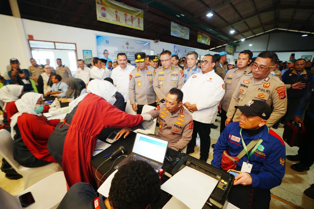 Kapolri Tunjukkan Solidaritas di HUT ke-53 KSPSI, Turun Langsung Donor Darah di Tengah Aksi Baksos Buruh