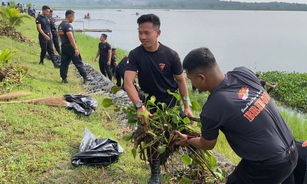 Satbrimob Polda Jateng Bersihkan Obyek Wisata dan Fasilitas Publik, Dukung Gerakan Indonesia ASRI