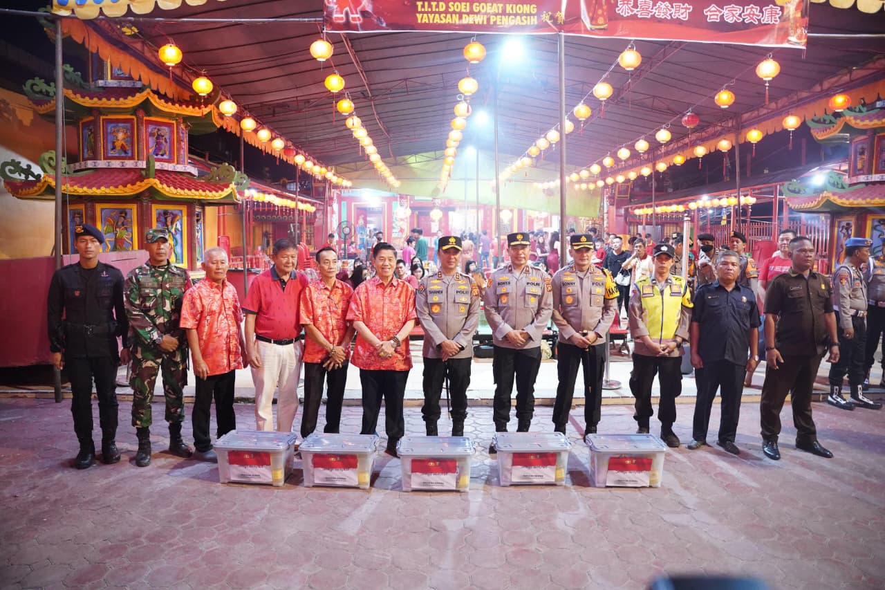 Turun Langsung ke Klenteng, Kapolda Sumsel Pastikan Perayaan Imlek di Palembang Berjalan Aman dan Kondusif