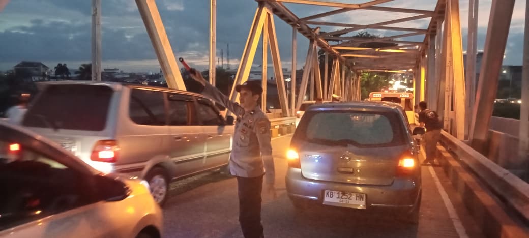 Aksi Cepat Polisi! Kendaraan Mogok di Jembatan Tol Kapuas Berhasil Dievakuasi Tanpa Hambatan