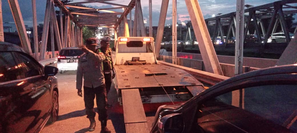 Mobil Mogok di Jembatan Tol Kapuas, Personel Pos Pam Tanjung Raya dan Enggang Polsek Pontianak Timur Sigap Evakuasi