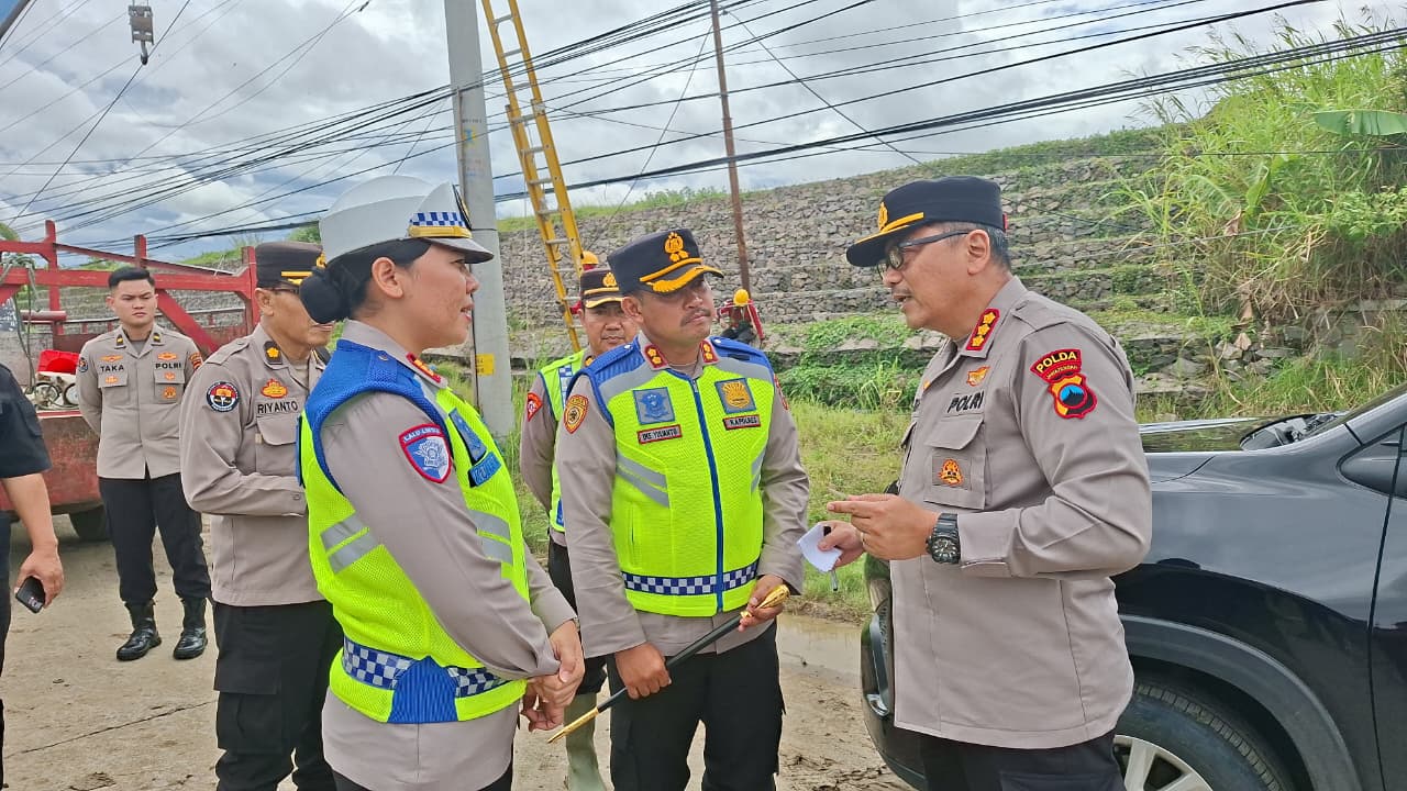 Polda Jateng Kawal Perbaikan Tanggul Jebol di Grobogan, Pastikan Distribusi Logistik Aman