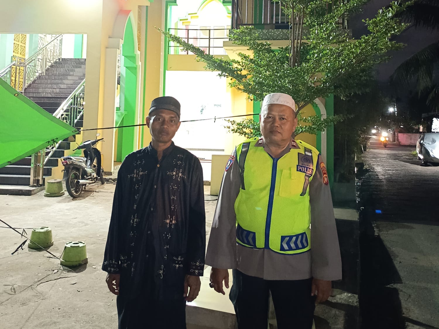 Personel Polsek Pontianak Utara Patroli dan Pengamanan Saat Tarawih Perdana
