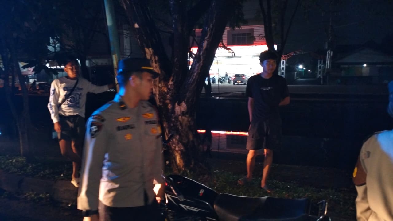Polisi Hadir Beri Rasa Aman Saat Warga Bersiap Sahur
