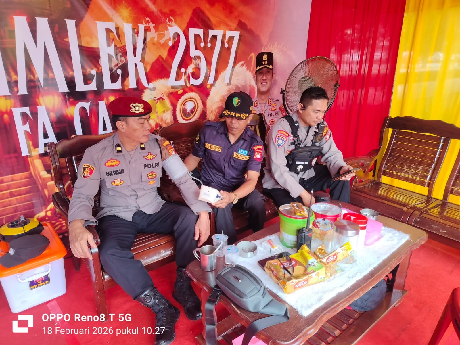 Antisipasi Kelelahan, Subsatgas Dokkes Cek Tekanan Darah dan Kondisi Personel Pospam