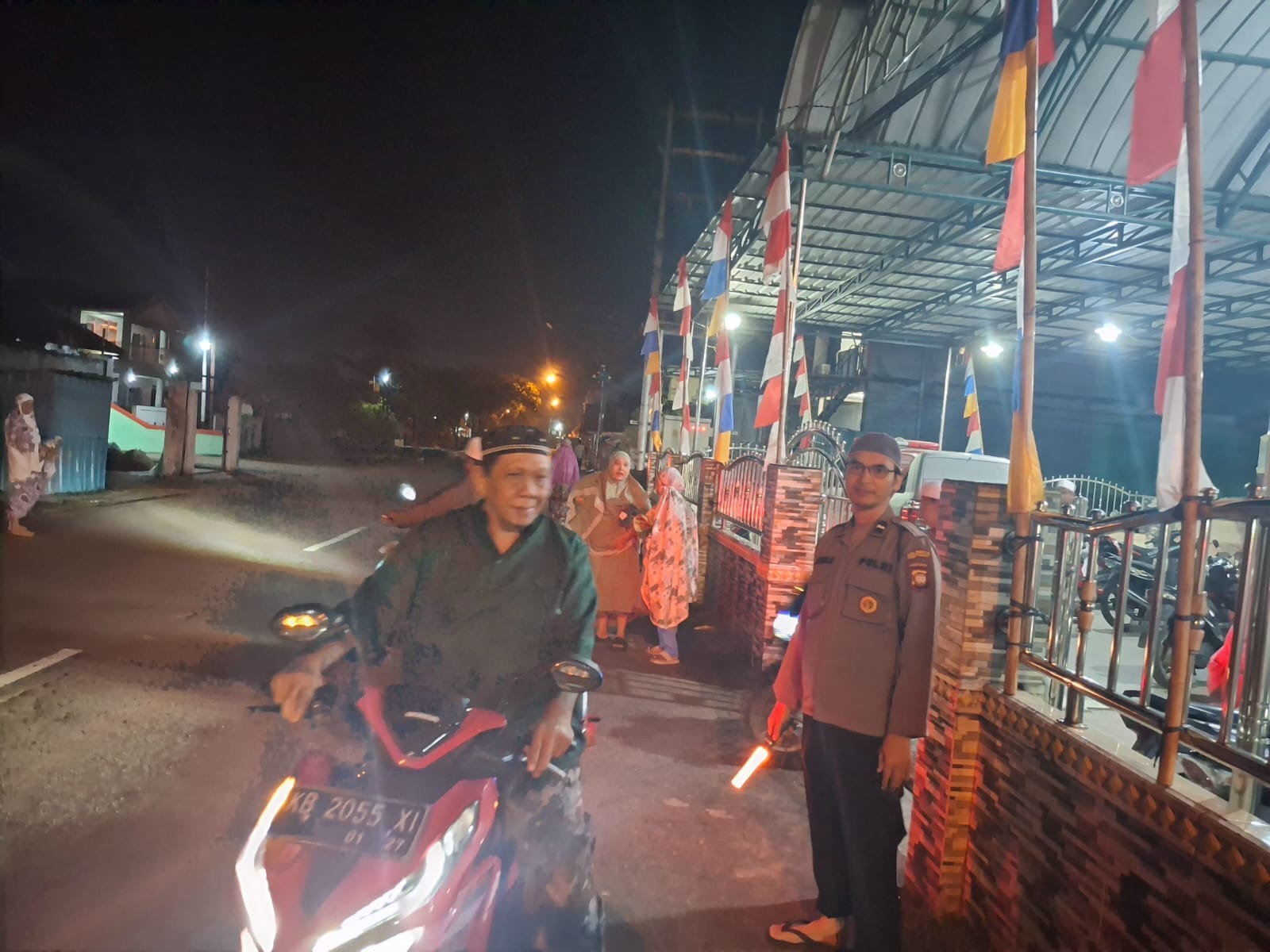Personel Polsek Pontianak Barat Turun Langsung Amankan Shalat Tarawih