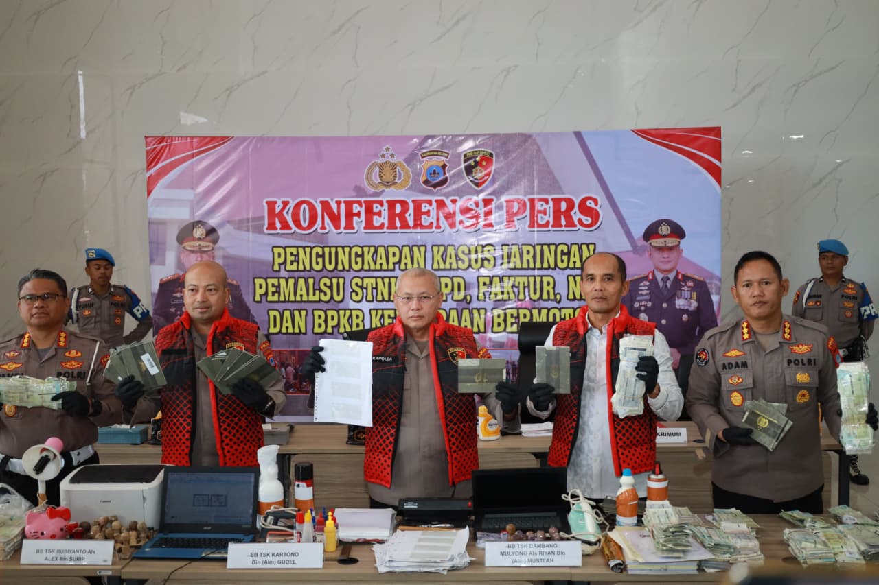 Polisi Ringkus Enam Tersangka Kasus Pemalsuan Dokumen Kendaraan di Kalimantan Selatan