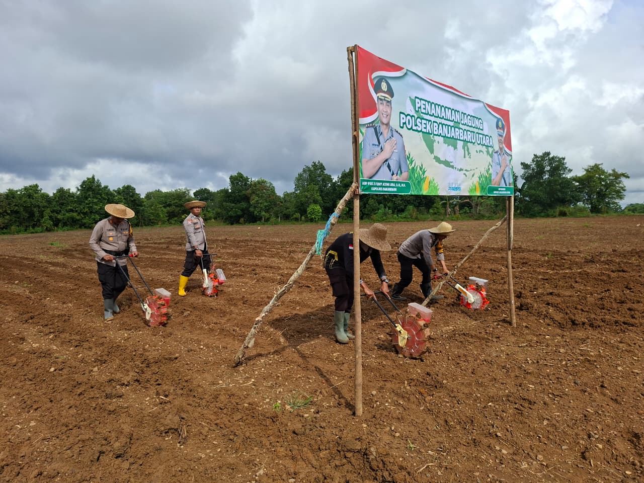 Dukung Program Ketahanan Pangan, Polsek Banjarbaru Utara Turun Langsung Tanam Jagung Pipil