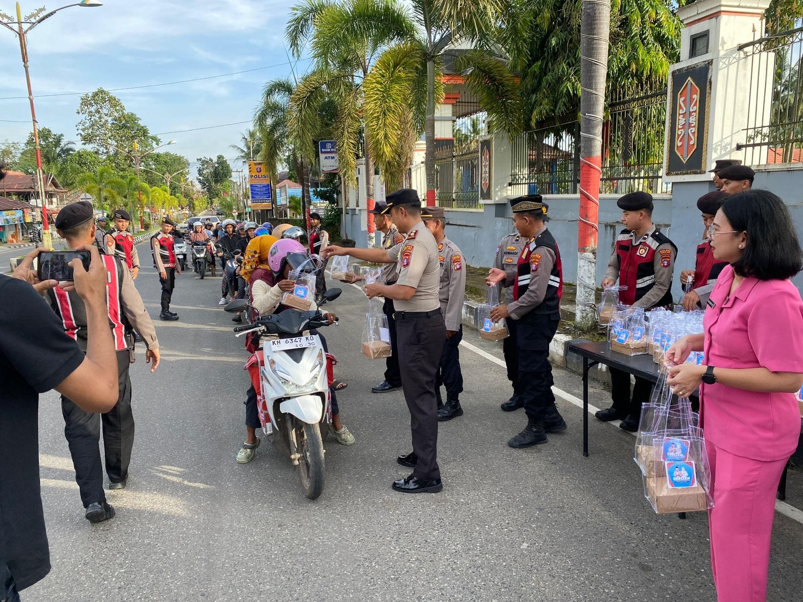 Berbagi Kemuliaan di Bulan Suci Ramadhan 1447 H ( BERLIAN) Polres Barito Timur Tebar Takjil untuk Masyarakat