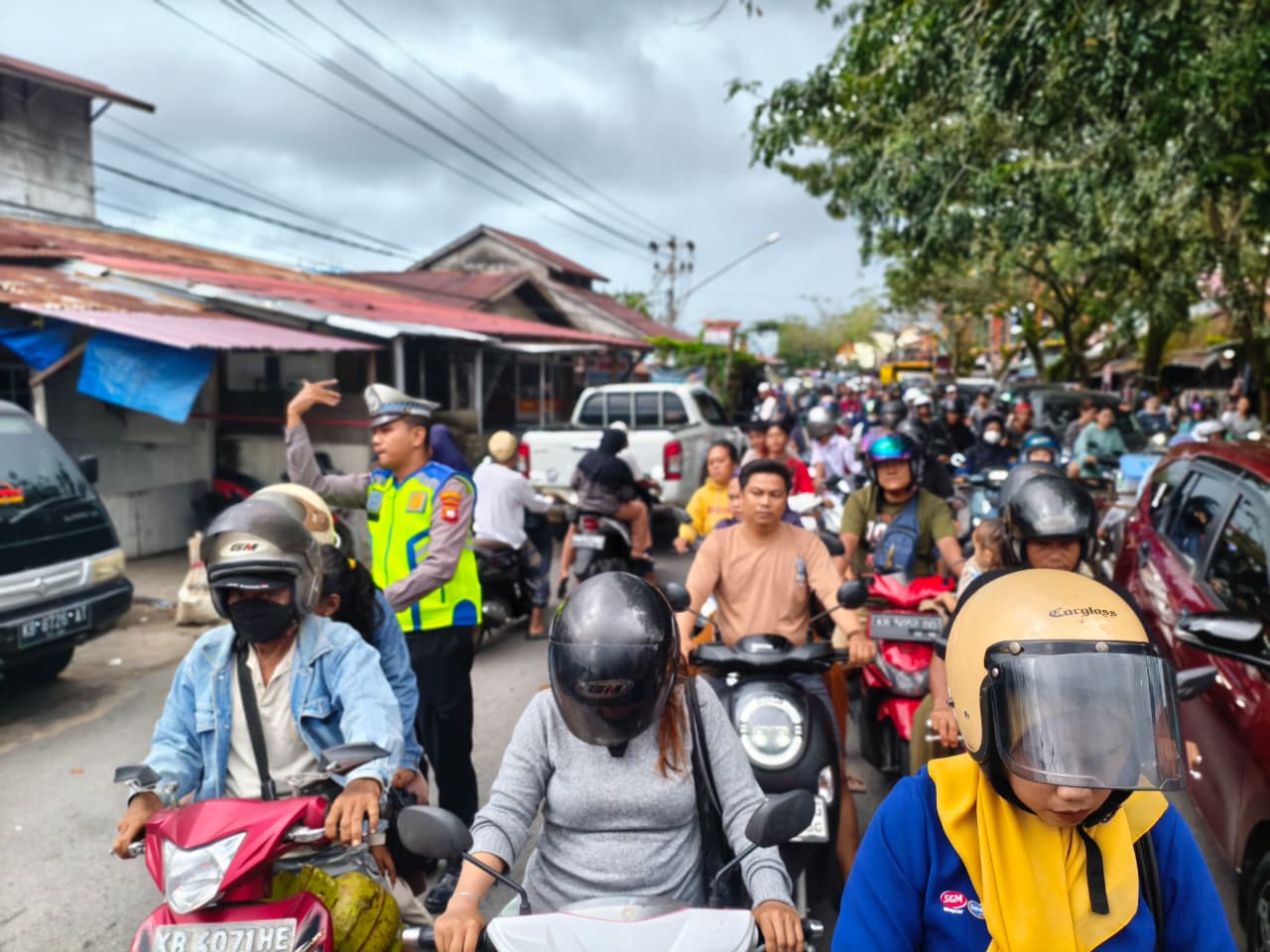 Strong Point Sore Hari, Polsek Pontianak Barat Urai Kemacetan di Pasar Juadah