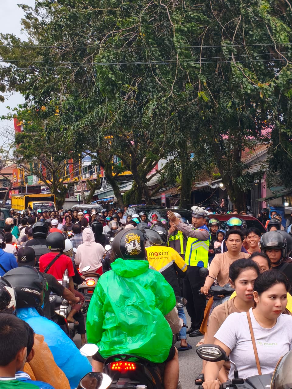 Cegah Kemacetan, Personel Polsek Pontianak Barat Fokus Pengaturan di Pasar Juadah