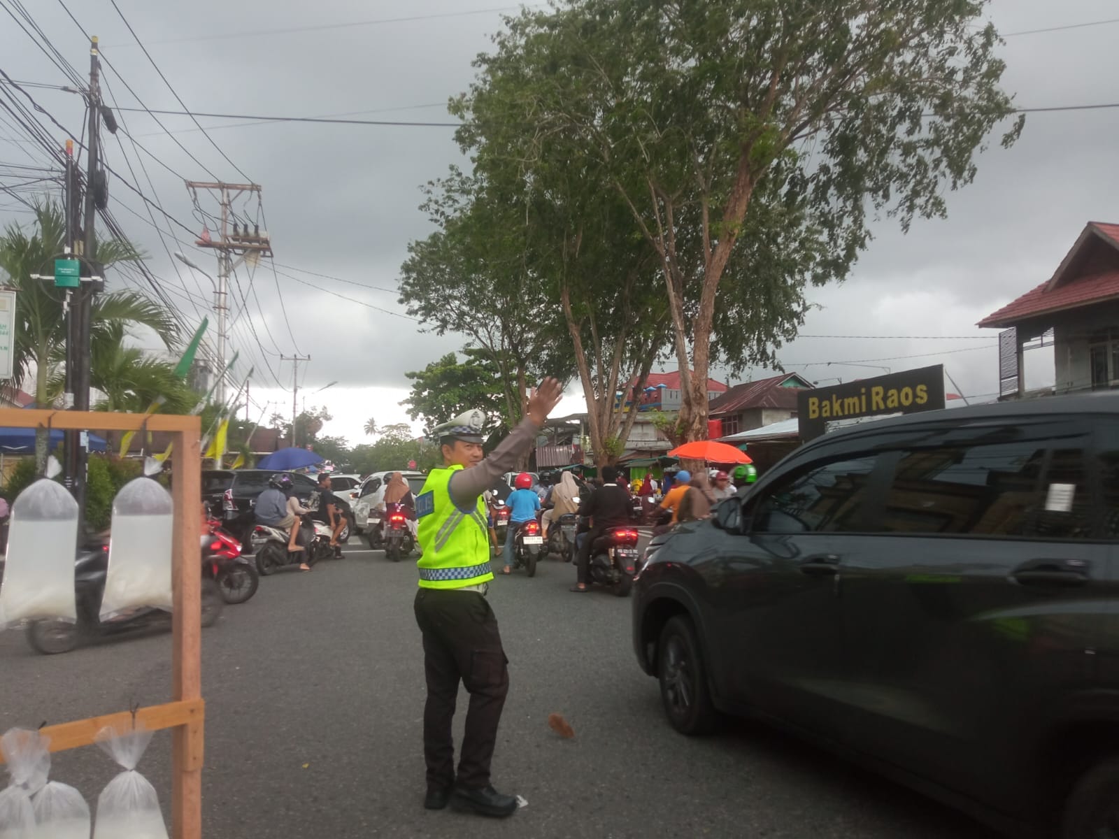 Polsek Pontianak Kota Hadir Jaga Keamanan Warga Berburu Takjil