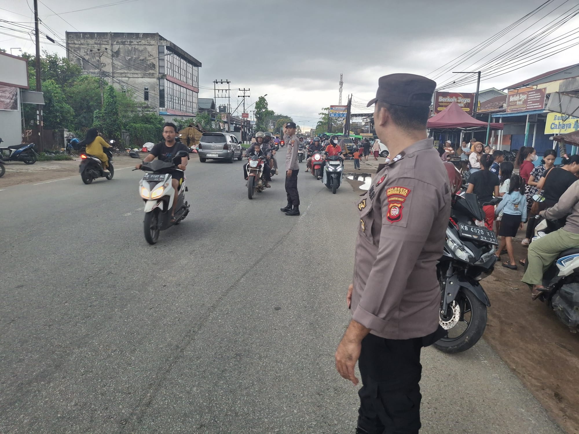 Antisipasi Kerawanan, Polsek Pontianak Utara Lakukan Pengamanan Rutin Pasar Juadah