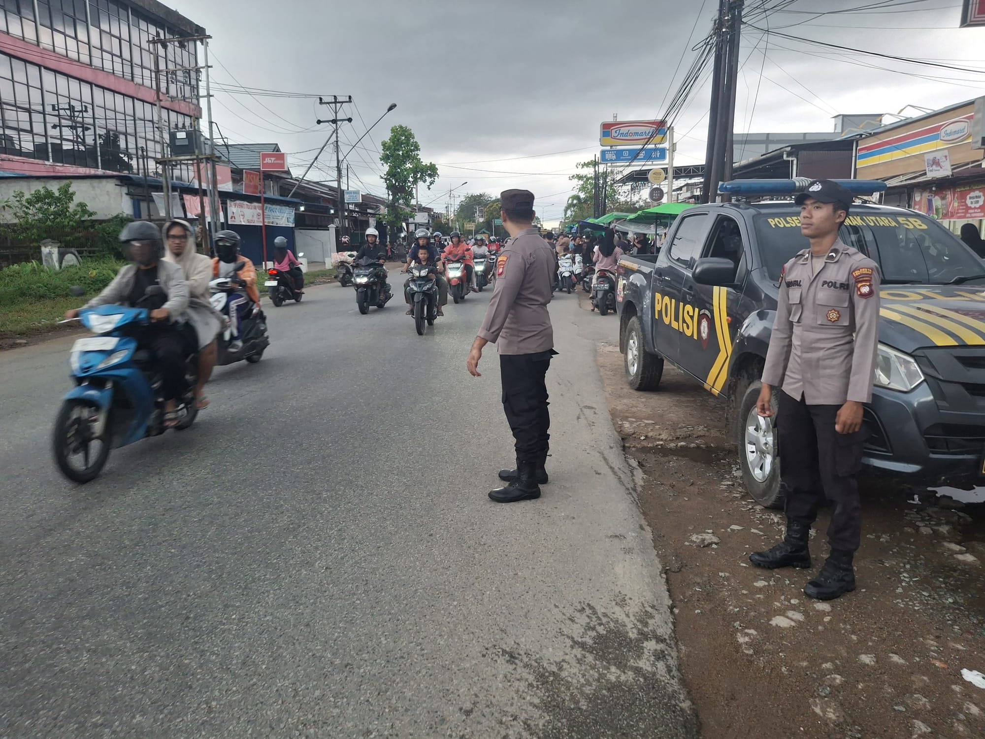Ciptakan Ramadhan Aman dan Tertib, Polsek Pontianak Utara Kawal Kegiatan Pasar Juadah Warga