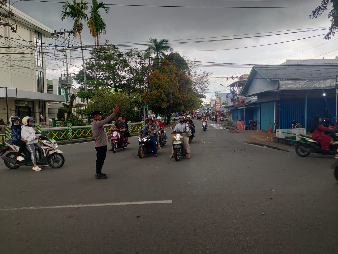 Hadir di Tengah Keramaian, Polsek Pontianak Timur Jaga Kondusivitas Pasar Juadah
