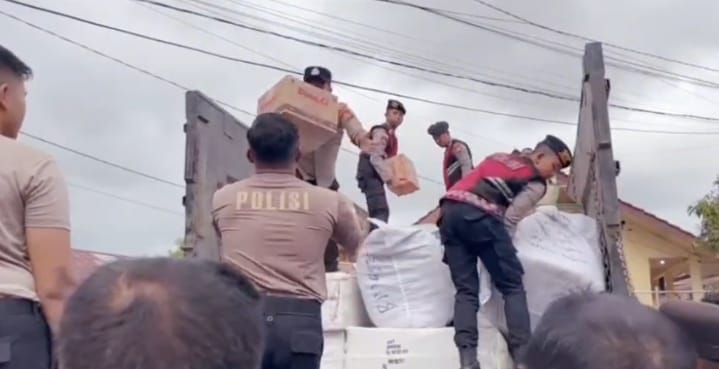 Polres Aceh Timur Gerak Cepat Salurkan Bantuan Kapolri untuk Pengungsi Banjir di 14 Titik