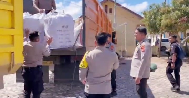 Bantu Korban Banjir, Polres Aceh Timur Distribusikan Logistik Kapolri ke 14 Lokasi Pengungsian