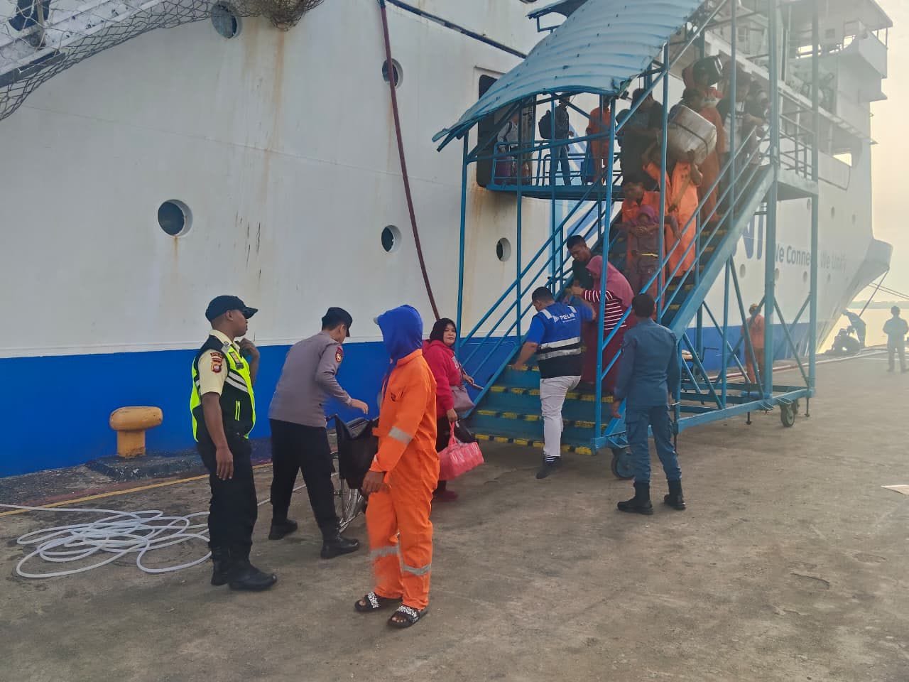 Polsek Pelabuhan Dwikora Lakukan Pengawasan Ketat Saat Proses Naik Kapal di Pelabuhan Pontianak