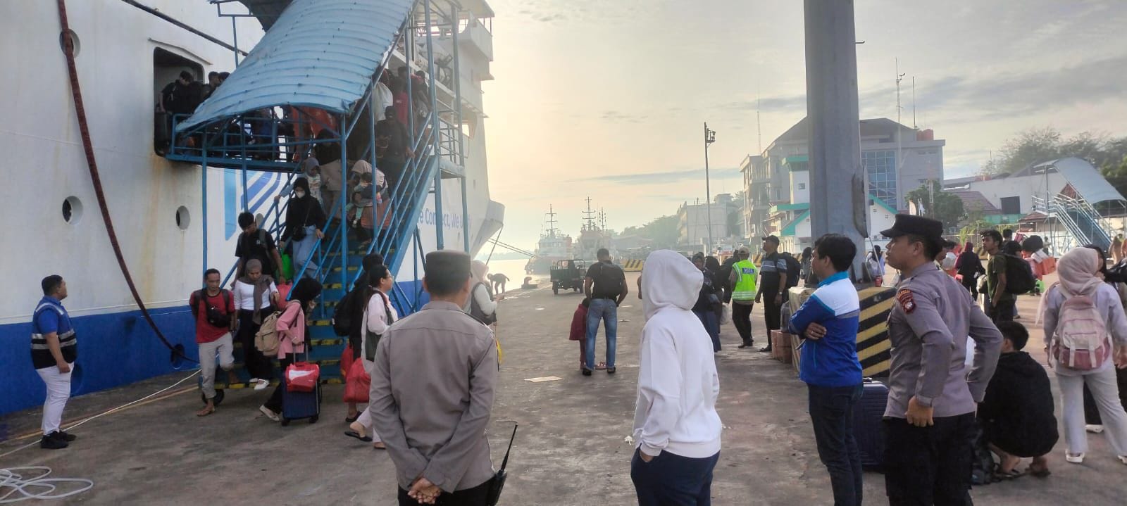 Cegah Gangguan Kamtibmas, Personel Polsek Pelabuhan Dwikora Amankan Keberangkatan Kapal