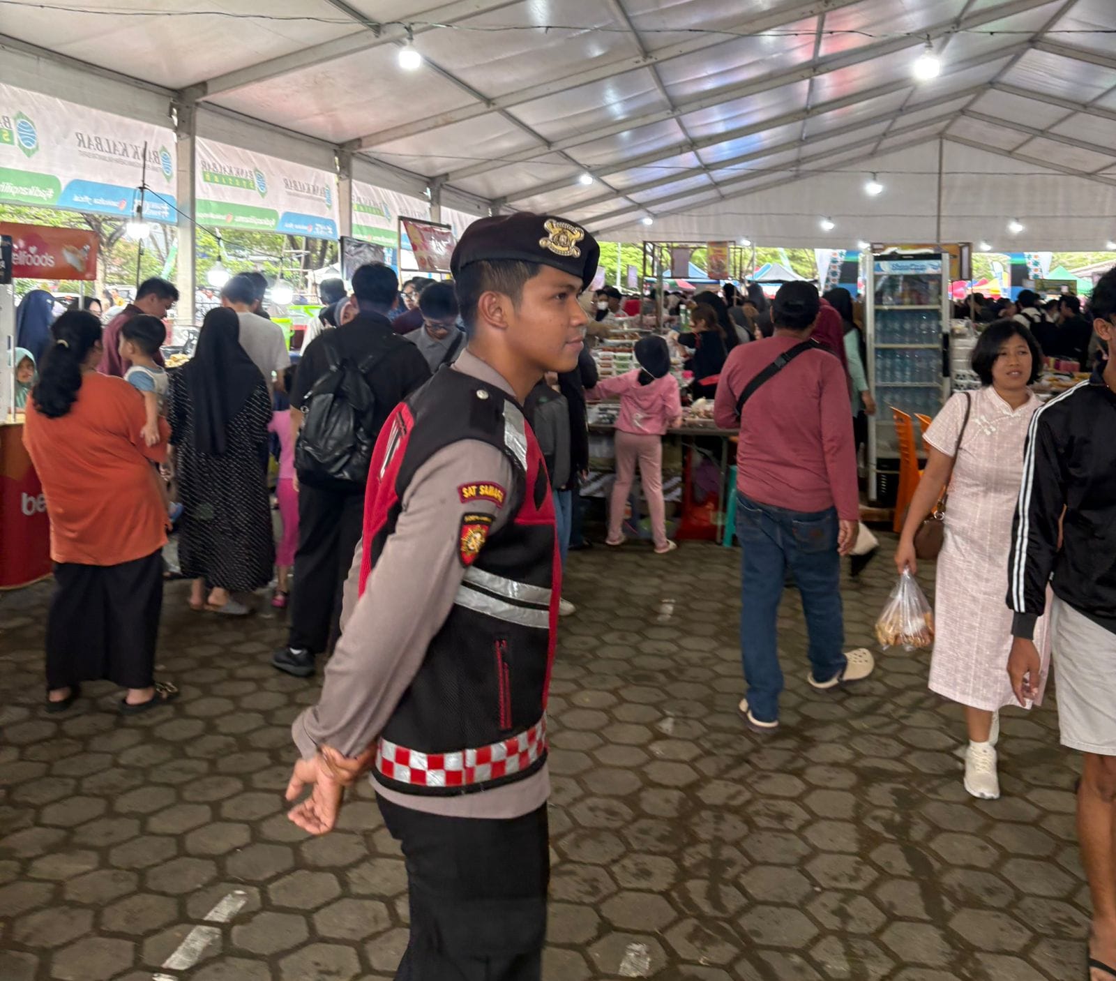 Lonjakan Pengunjung Pasar Juadah, Aparat Turun Langsung Jaga Keamanan dan Kelancaran
