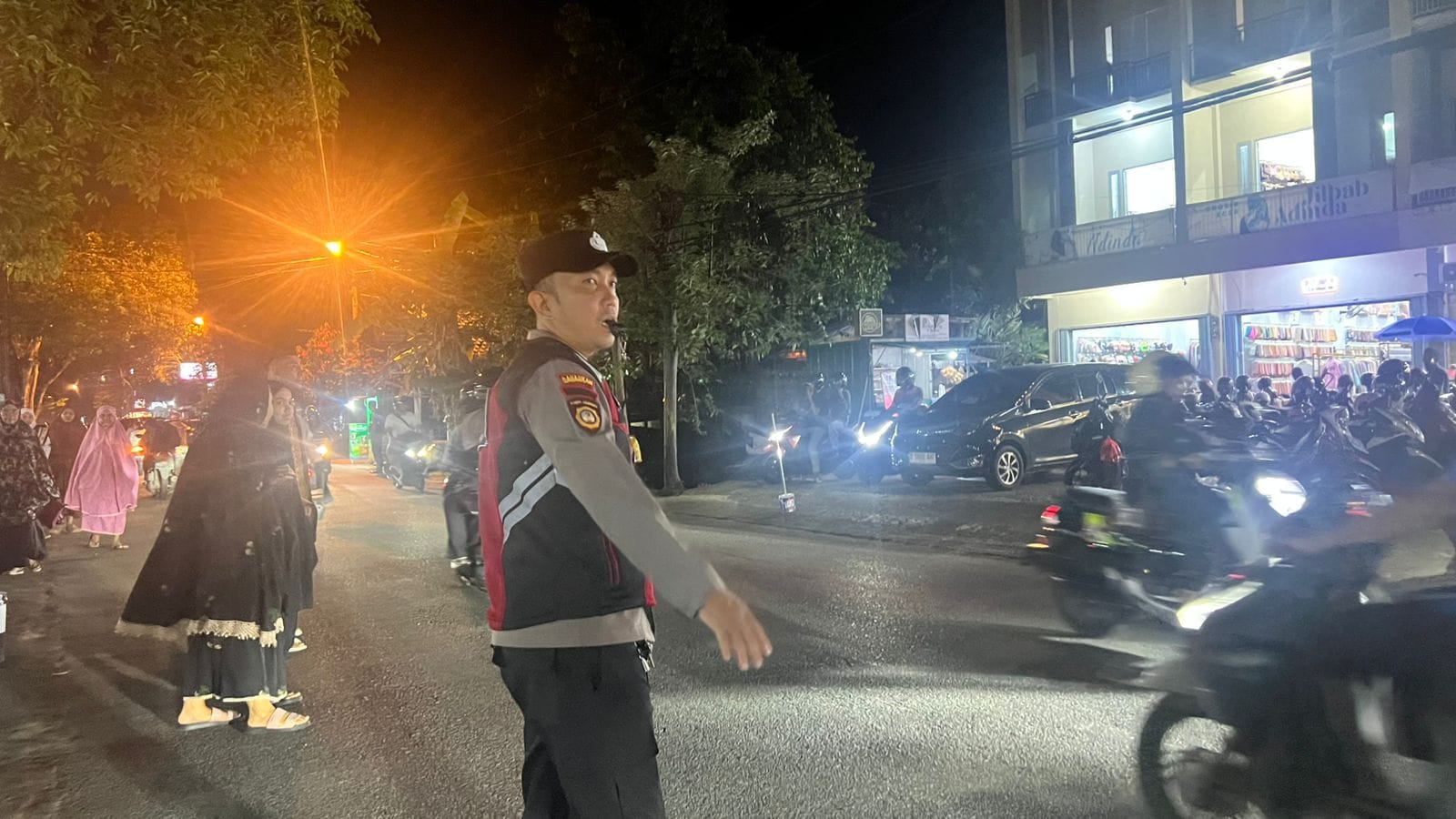 Wujud Pelayanan Humanis, Polisi Amankan Kegiatan Tarawih di Pusat Ibadah Pontianak