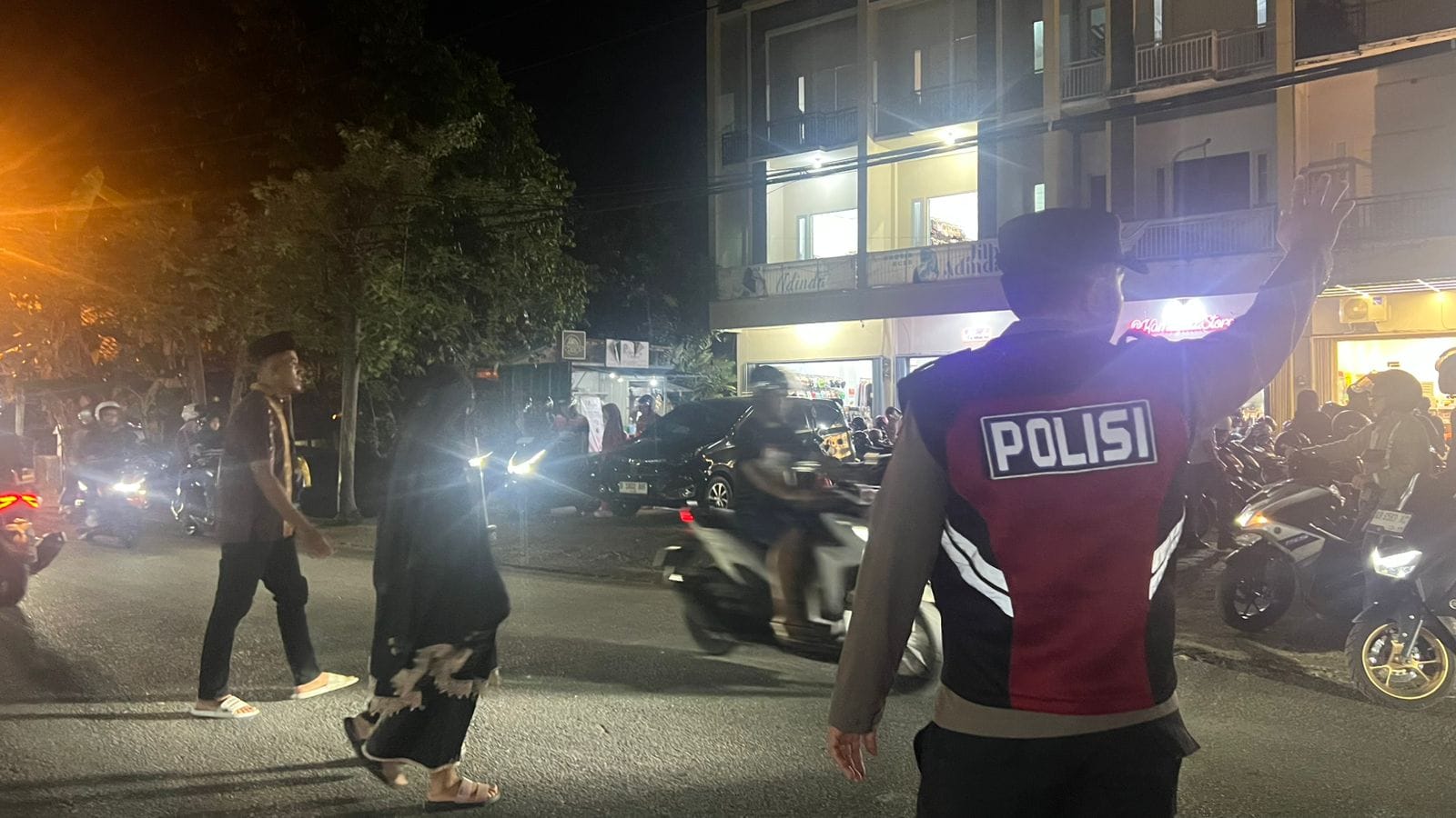 Malam Ramadhan Aman, Aparat Lakukan Pengamanan dan Pengaturan Parkir di Masjid Ash-Sholihin