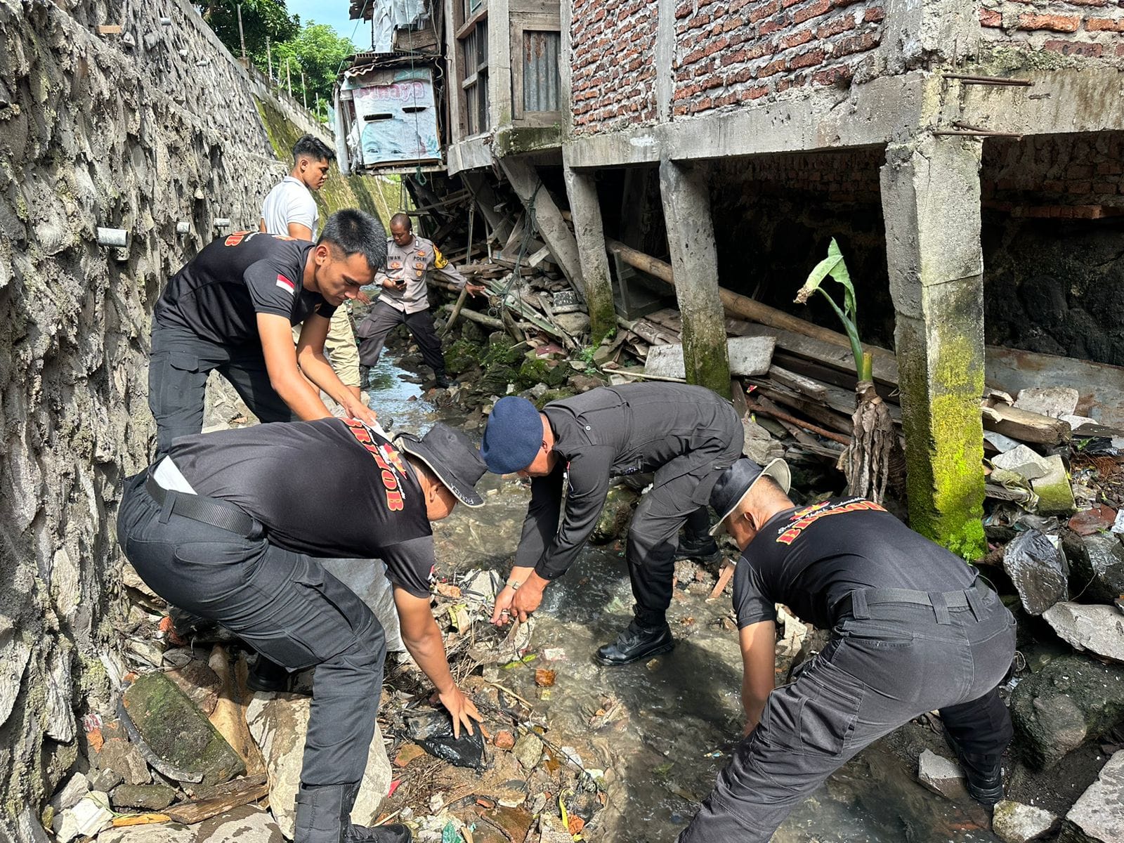 Aksi Masif Brimob Jateng Bersih-Bersih Kota: Dari Sungai Tersumbat hingga Taman Kumuh Disulap Jadi Nyaman