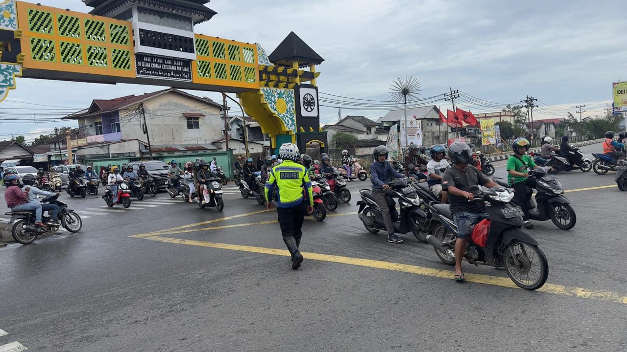 Hadir di Tengah Aktivitas Masyarakat, Satgas Lantas Ops Liong Kapuas Jaga Kelancaran Jalan Raya