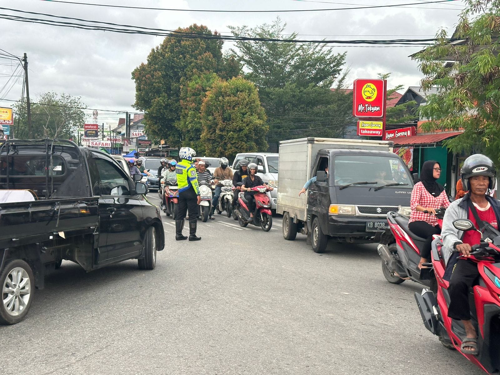 Pengaturan Sore, Personel Pospam Tanjung Raya Lancarkan Arus Lalu Lintas