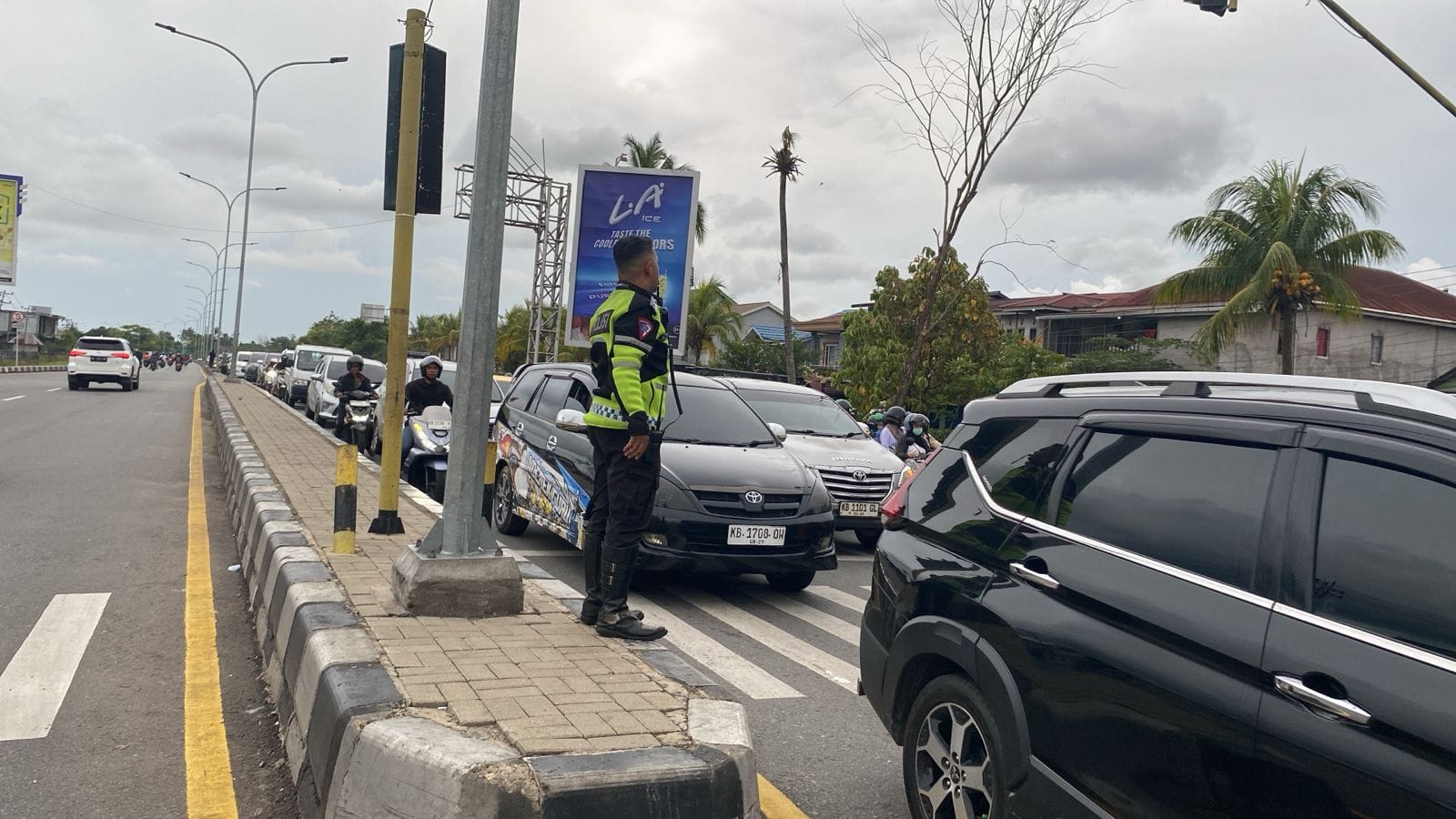 Cegah Penumpukan Kendaraan, Personel Pospam Tanjung Raya Laksanakan Gatur Sore
