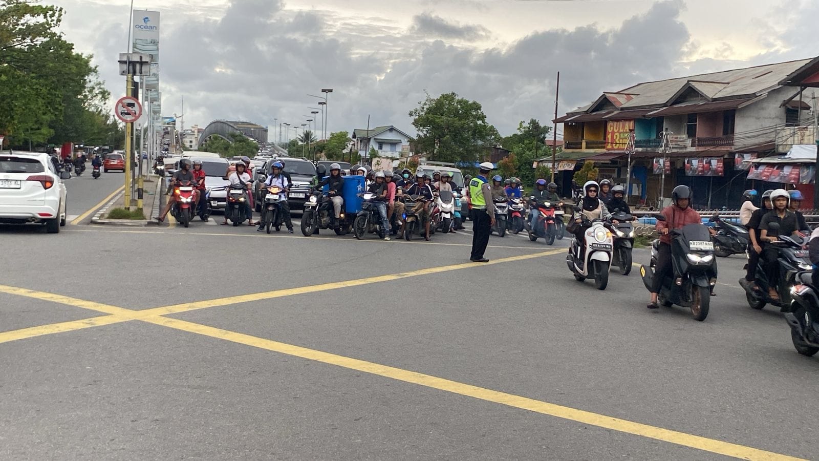 Personel Pospam Tanjung Raya Sigap Atur Lalu Lintas, Kemacetan Berhasil Diurai