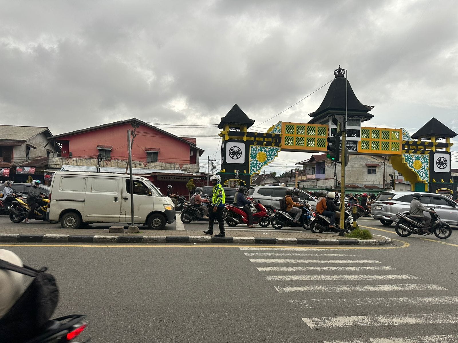 Sore Hari Padat, Personel Pospam Tanjung Raya Turun Atur Arus Kendaraan